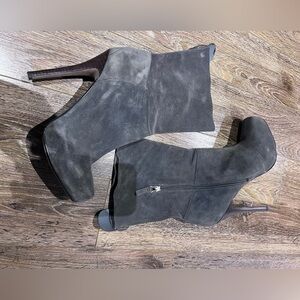 Modern vintage gray suede platform boot size 39 lily charcoal and whisky